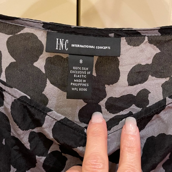 INC size 8 Ladies Sexy Print Blouse - Picture 3 of 5